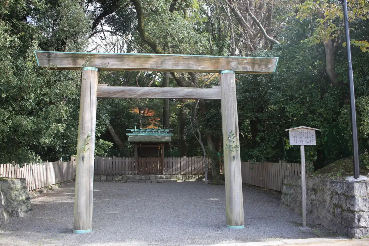 热田神宫，树木环绕的小神社建筑前方有木制鸟居