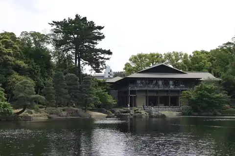 나고야 도쿠가와엔(徳川園)의 류센 호수(龍仙湖), 맞은편에는 푸른 나무와 전통 목조 건물