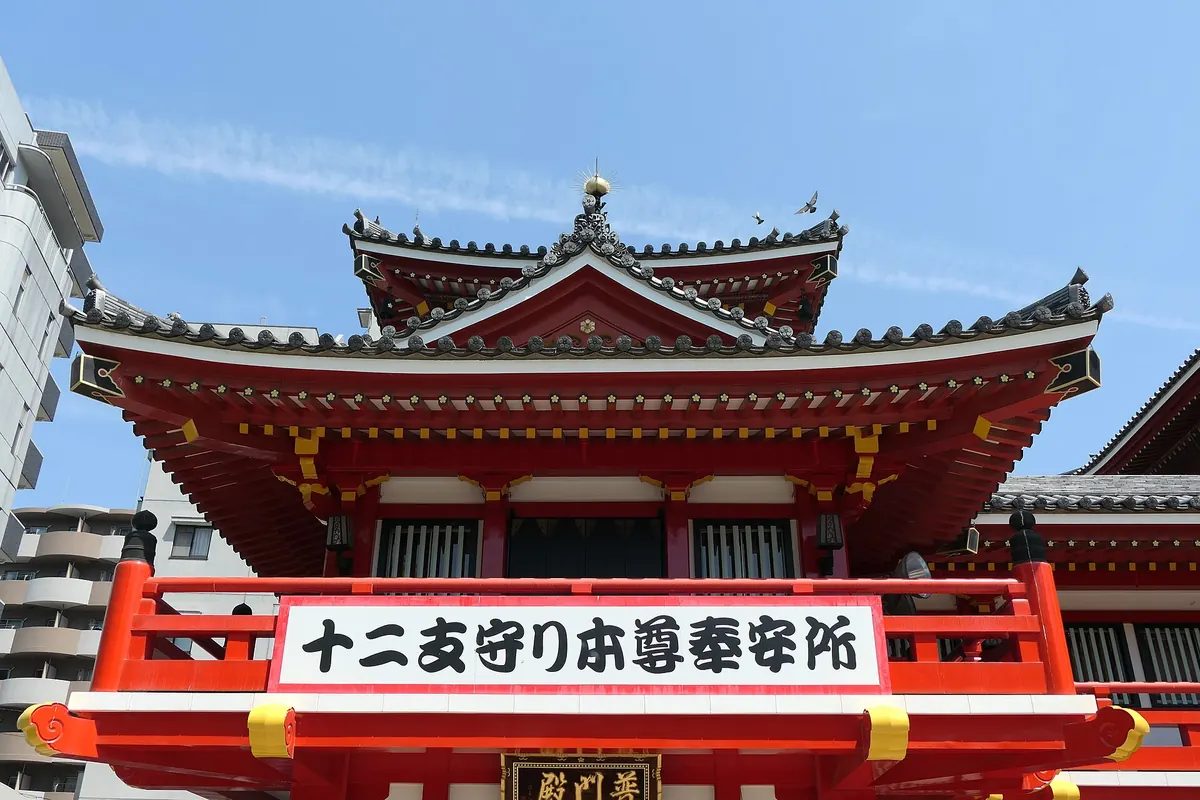 名古屋大须观音，叠层翘曲屋顶与栏杆上白色招牌的红色殿堂