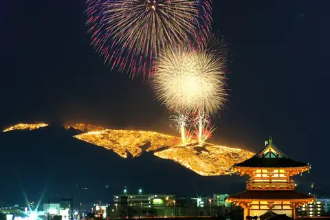 와카쿠사산 야마야키 축제의 밤, 불타오르는 산비탈과 하늘에 피어오르는 불꽃