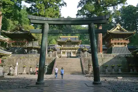 닛코 도쇼구, 도리이와 돌계단 너머로 보이는 화려한 요메이몬 문