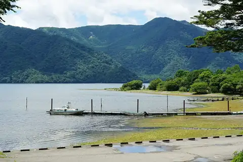 여름 쇼부가하마에서 바라본 닛코 주젠지호. 녹색 산과 작은 선착장, 보트