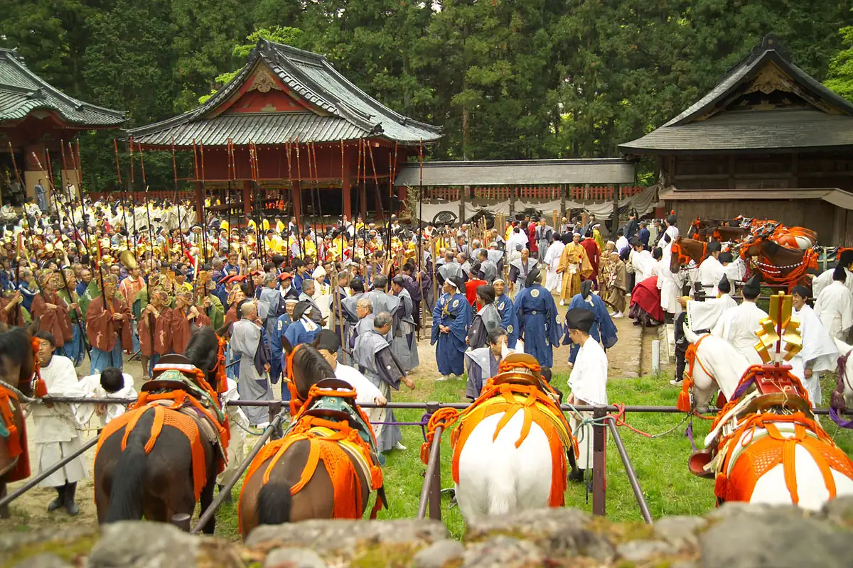 日光東照宮，身穿傳統服裝、手持長槍的人們與配著橙色馬鞍的馬匹