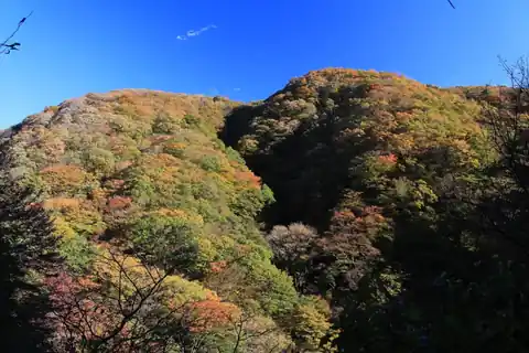 일본 기후현 요로산지의 산등성이를 뒤덮은 노란색, 주황색, 녹색의 가을 단풍