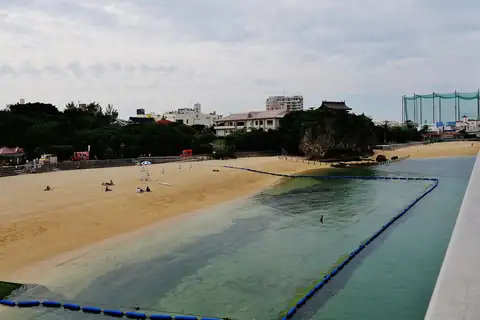오키나와 나하시의 나미노우에 비치, 파란 부표 안쪽으로 펼쳐진 터키석색 바다와 바위 위 나미노우에 신사