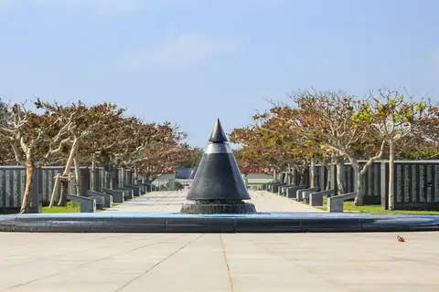 오키나와 이토만시 평화의 초석, 분지에 서 있는 검은 원뿔형 기념비와 줄지어 있는 검은 각명비
