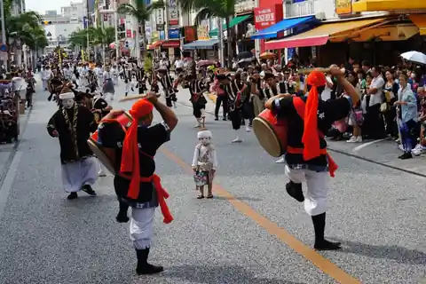슈리성 축제 퍼레이드에서 나하시 고쿠사이도리를 춤추며 행진하는 빨간 머리수건의 에이사 공연단