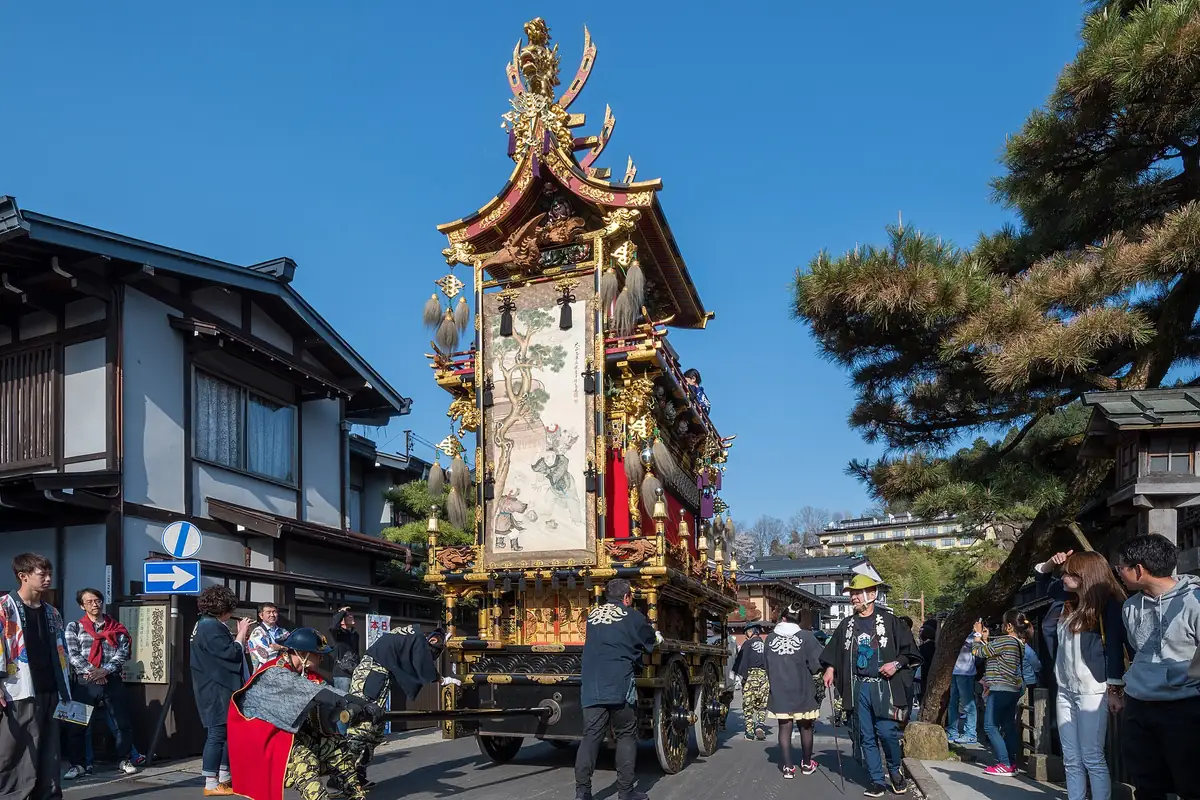 高山祭華麗的屋台遊行街道，周圍圍觀的遊客