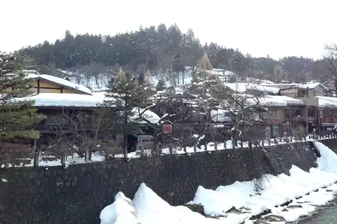 다카야마 돌 강변 위에 늘어선 눈 덮인 집들