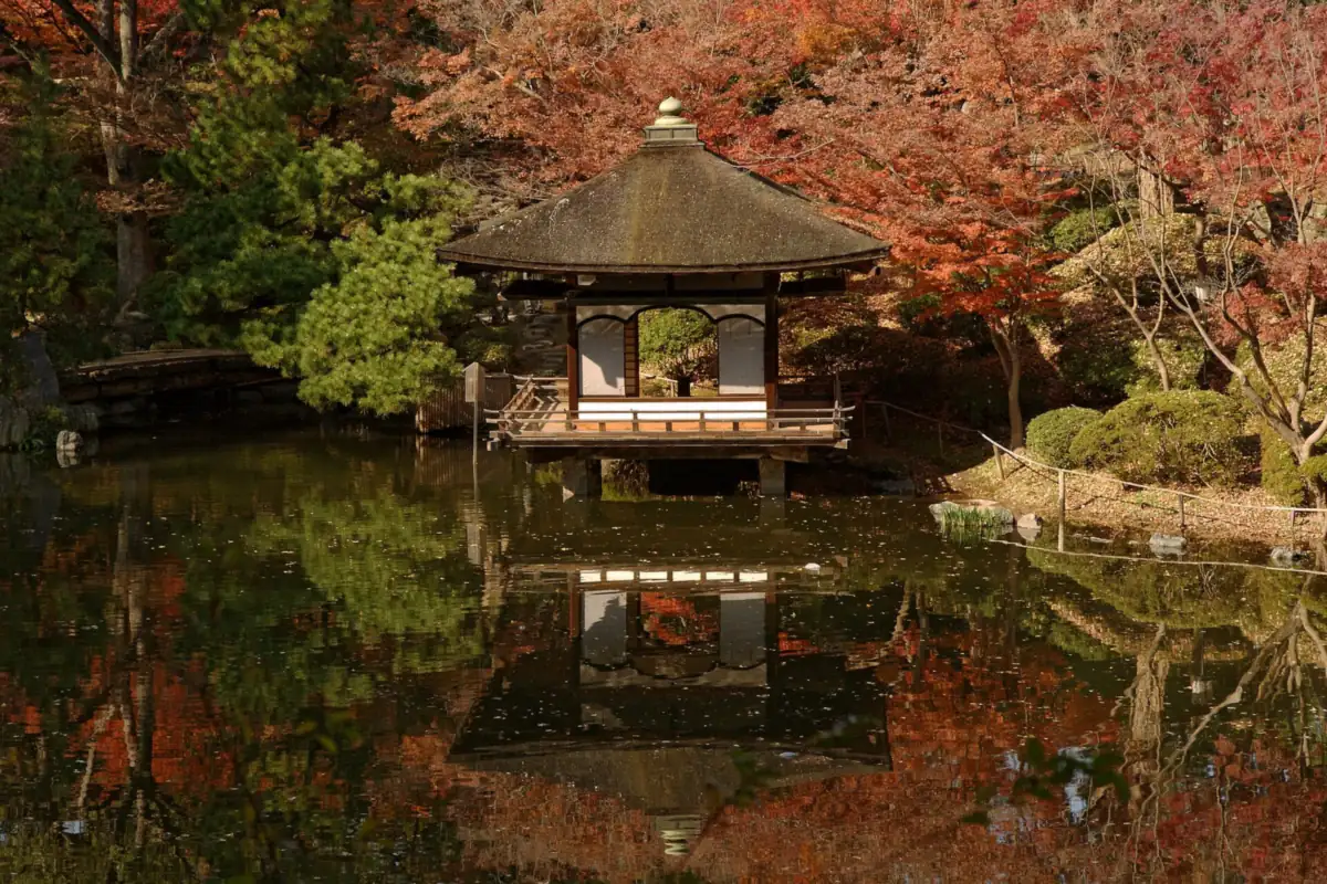 和歌山城の西の丸庭園、東屋のそばの池に映る紅葉
