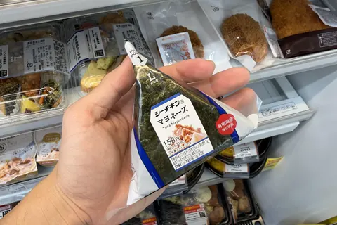 A Lawson hand-rolled tuna mayonnaise onigiri with a PULL DOWN 1 tab, held on 20 October 2026; the label reads 171 yen with tax