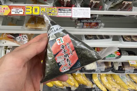 2026年10月20日に東京の店で手に持ったセブン‐イレブンの手巻おにぎり 具たっぷり辛子明太子。ラベルは198円
