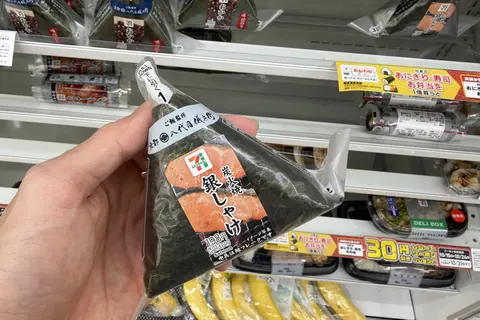 2026年10月20日に東京の店で手に持ったセブン‐イレブンの手巻おにぎり 炭火焼銀しゃけ。ラベルは198円