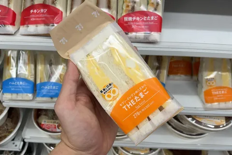 2026年10月20日に東京の店で手に持ったセブン‐イレブンの THE たまごサンド。ラベルは278円