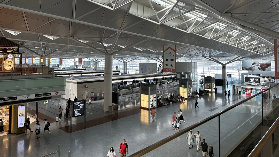 中部国際空港のチェックインのフロアを上の階から見下ろした、カウンターと行き交う人の写真