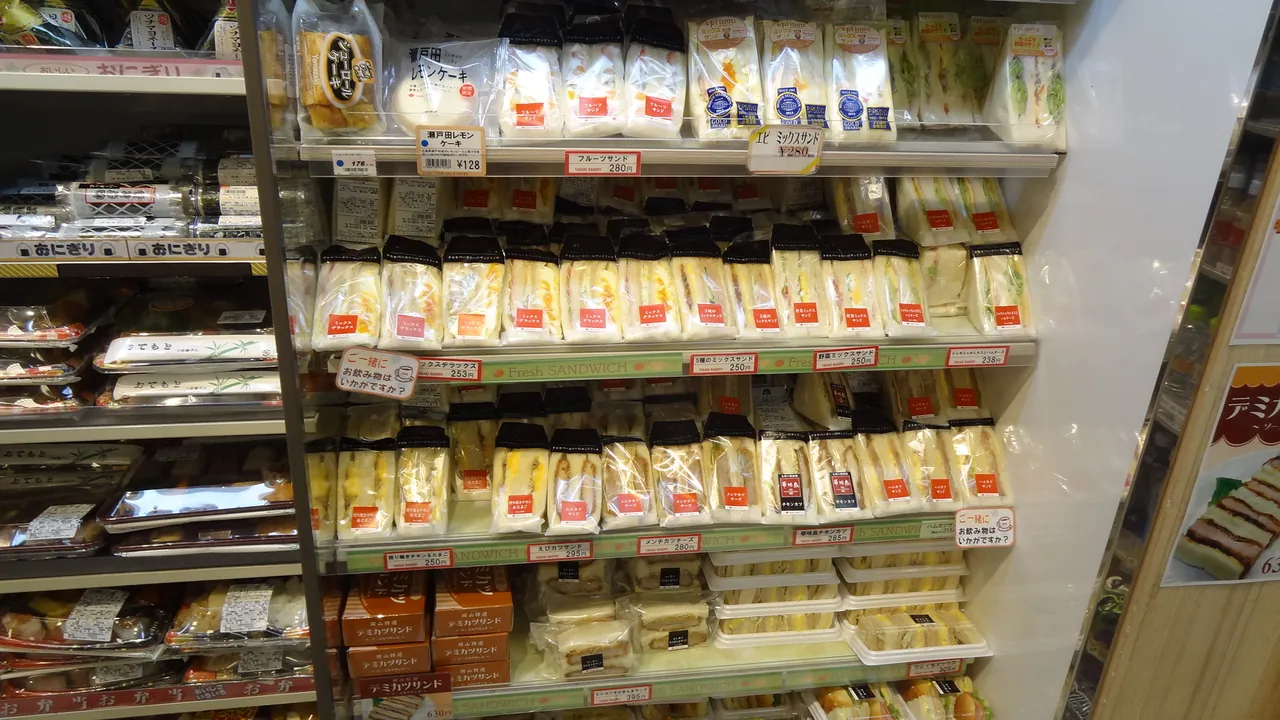 日本便利店货架上的包装三明治