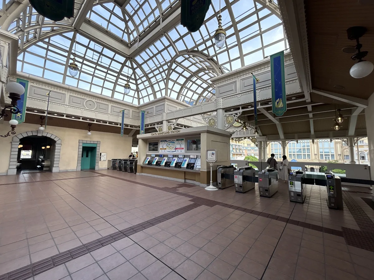 東京ディズニーランド・ステーションのガラス屋根の下に並ぶ改札