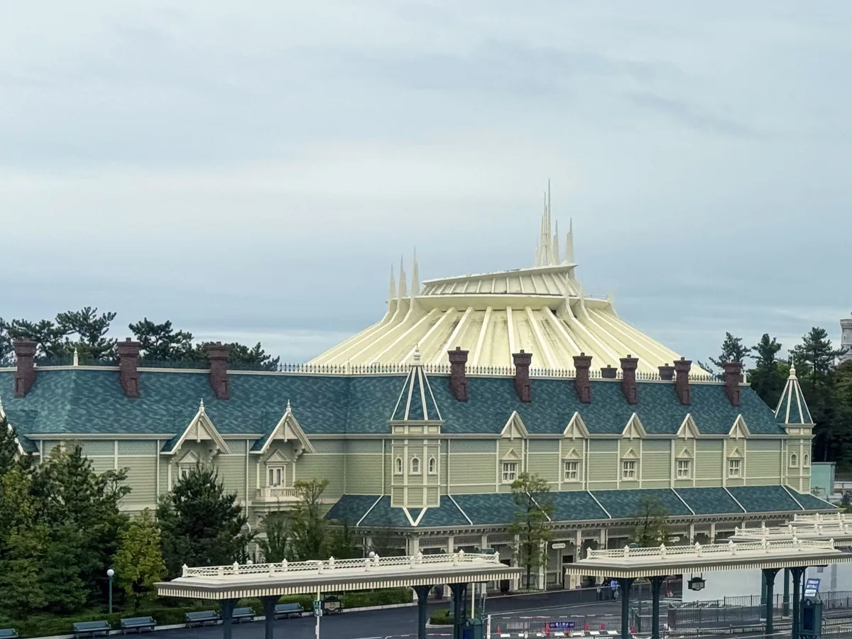 东京迪士尼乐园的西侧巴士总站建筑，后方是旧太空山的圆顶
