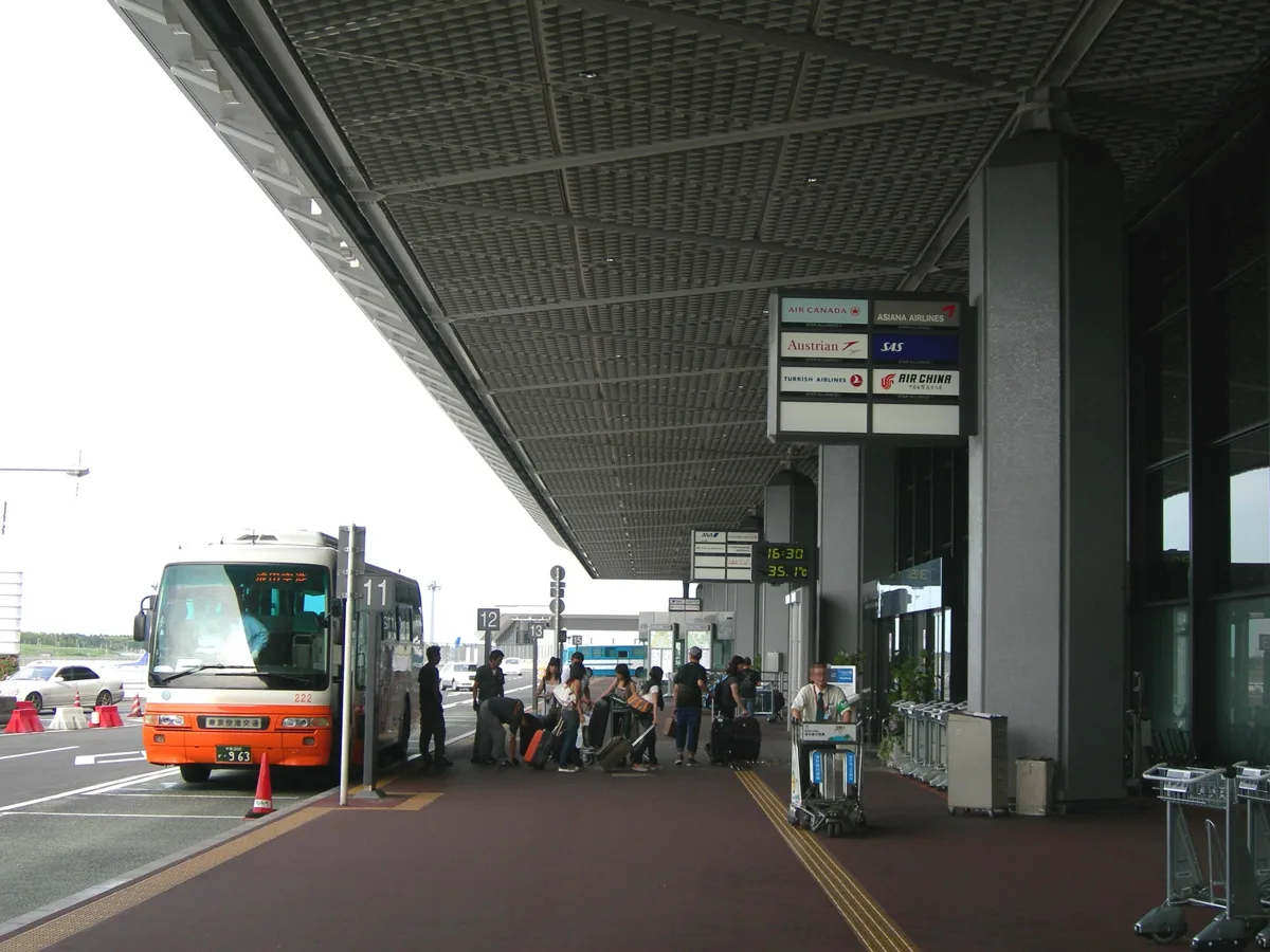 2010년 나리타 공항 제1터미널 남쪽 윙에서 공항 리무진 버스에서 내리는 여행객들