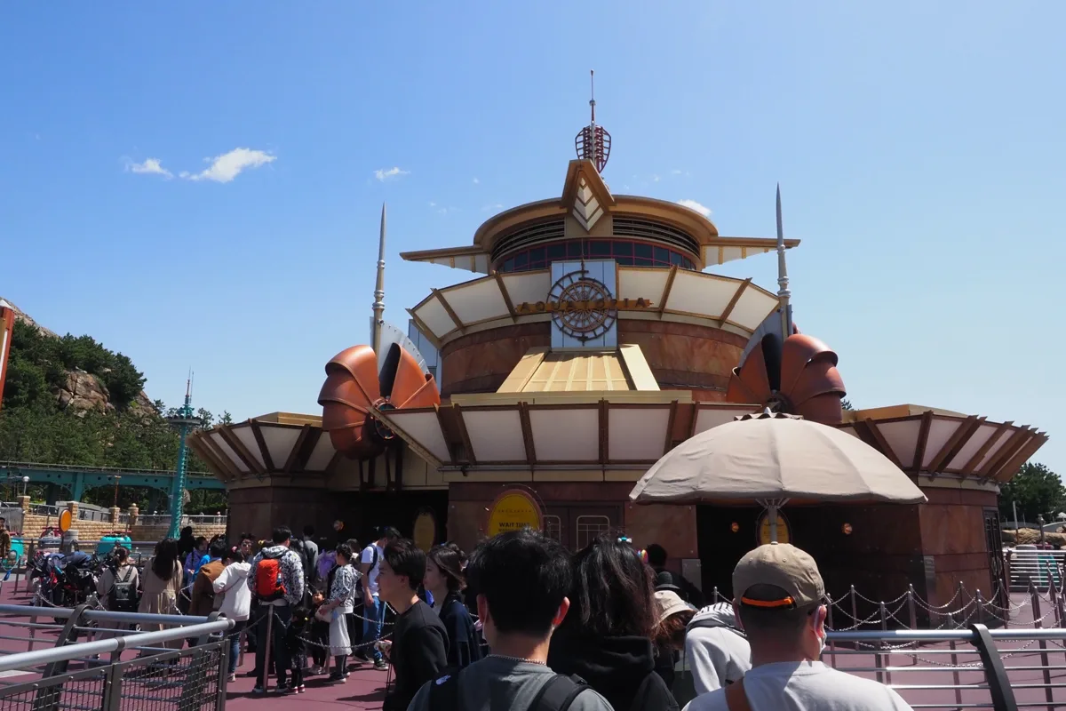2023年の東京ディズニーシーでニモ＆フレンズ・シーライダーの外に並ぶゲストたち