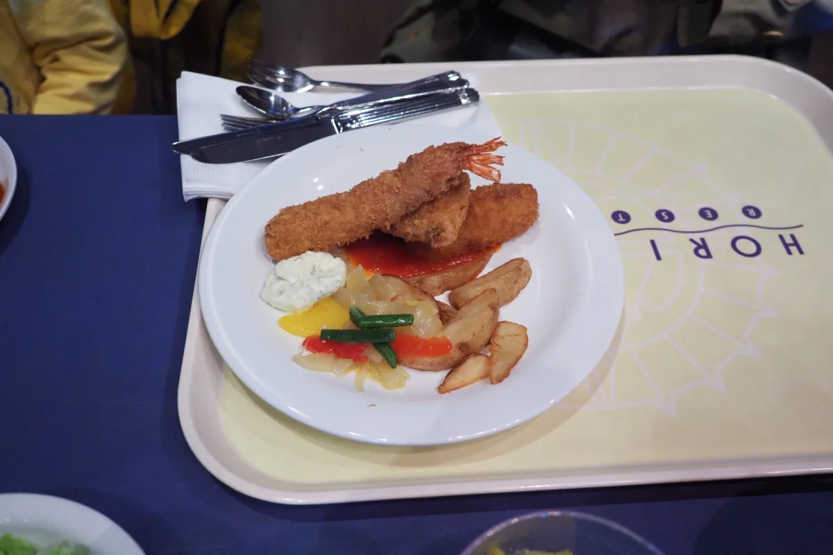 Horizon Bay Restaurant의 트레이에 담긴, 채소를 곁들인 생선튀김 접시