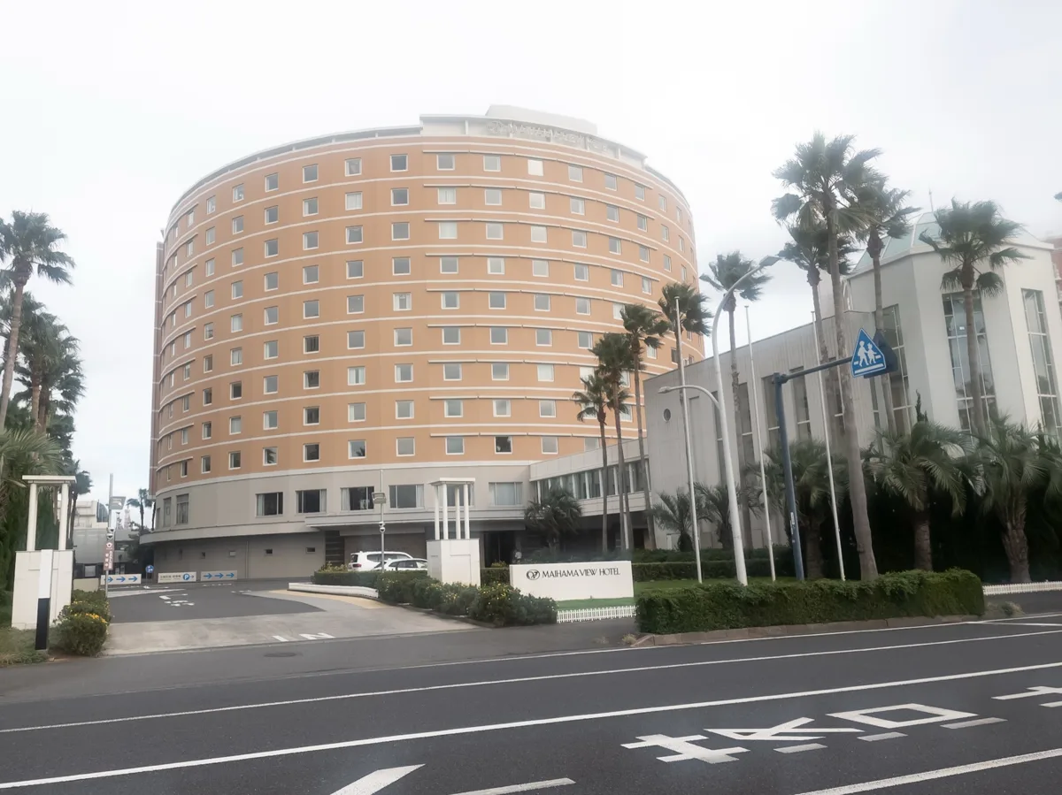 야자수 사이로 보이는 Maihama View Hotel by HULIC의 둥근 타워