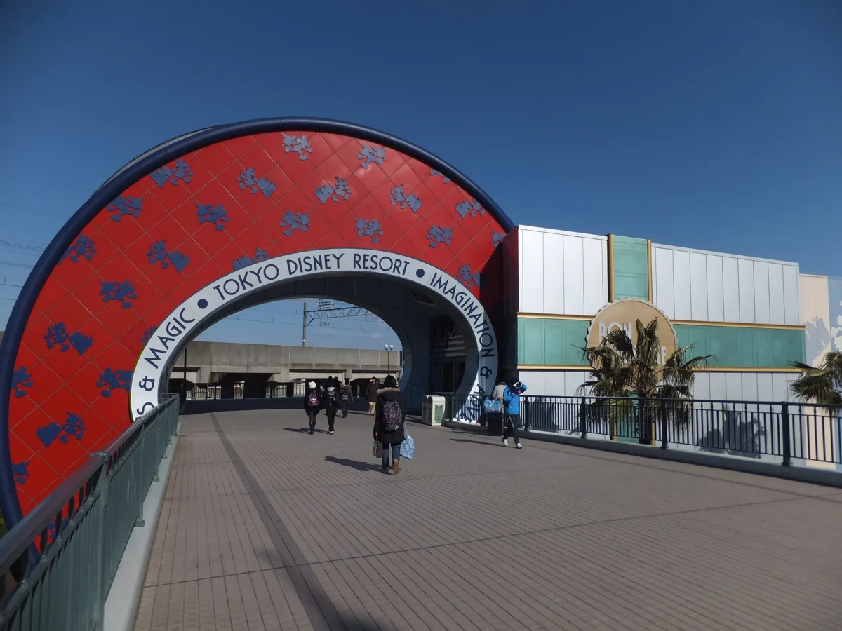 Bon Voyage! shop's big red arch and walkway near Maihama Station