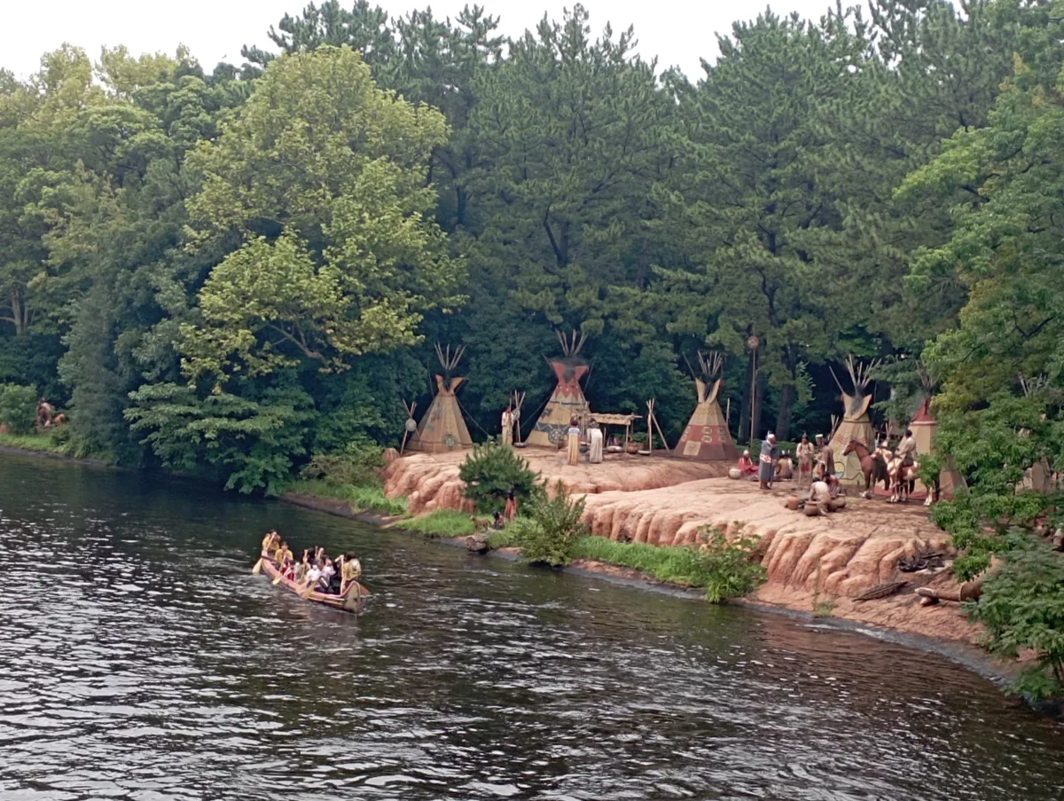 ウエスタンランドのアメリカ河で、ティピーの横をカヌーで進むゲスト