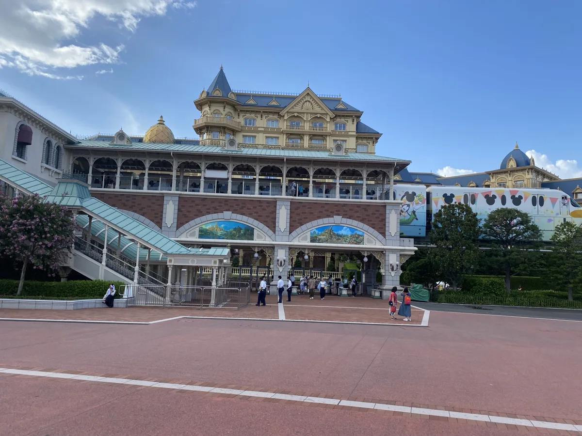 東京ディズニーランドのエントランス棟と広場、その後ろにそびえる東京ディズニーランドホテル