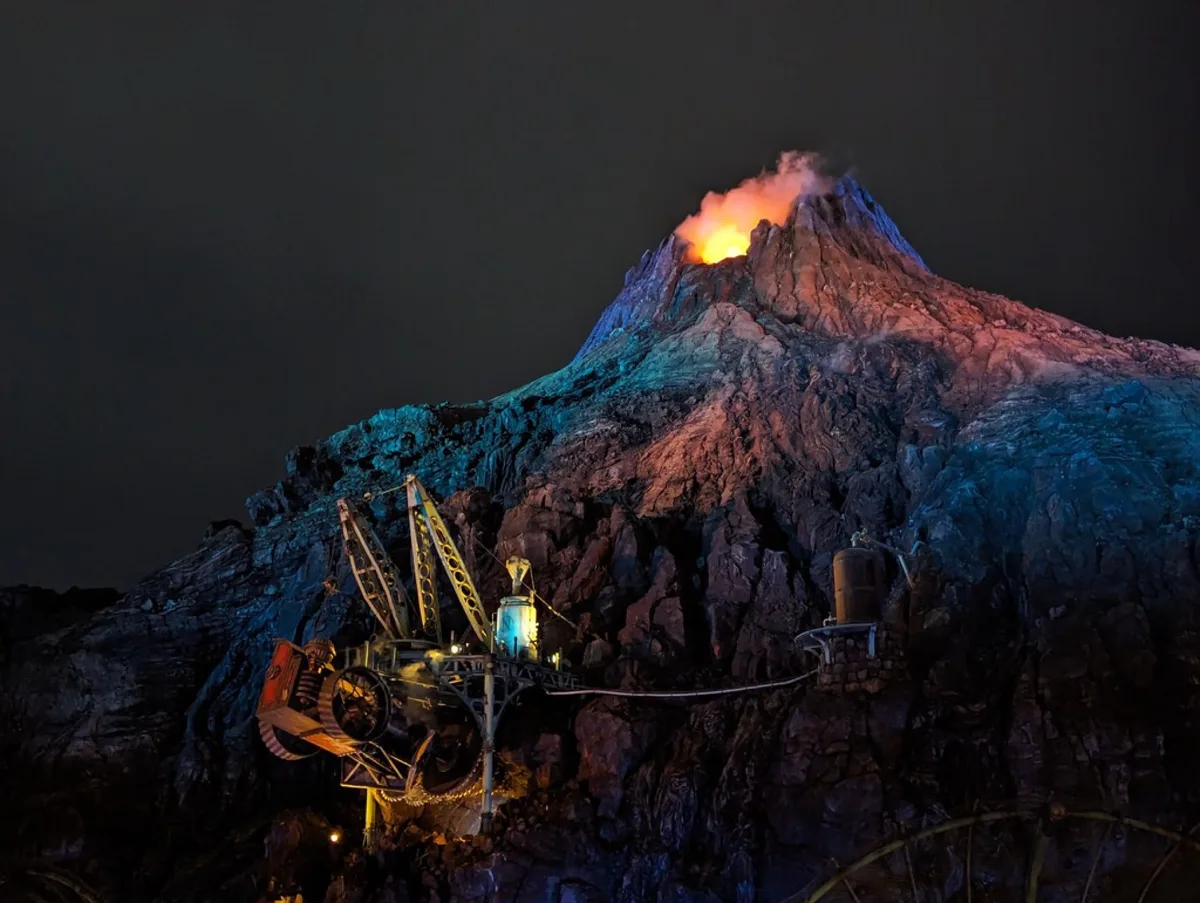 夜に火を噴くプロメテウス火山