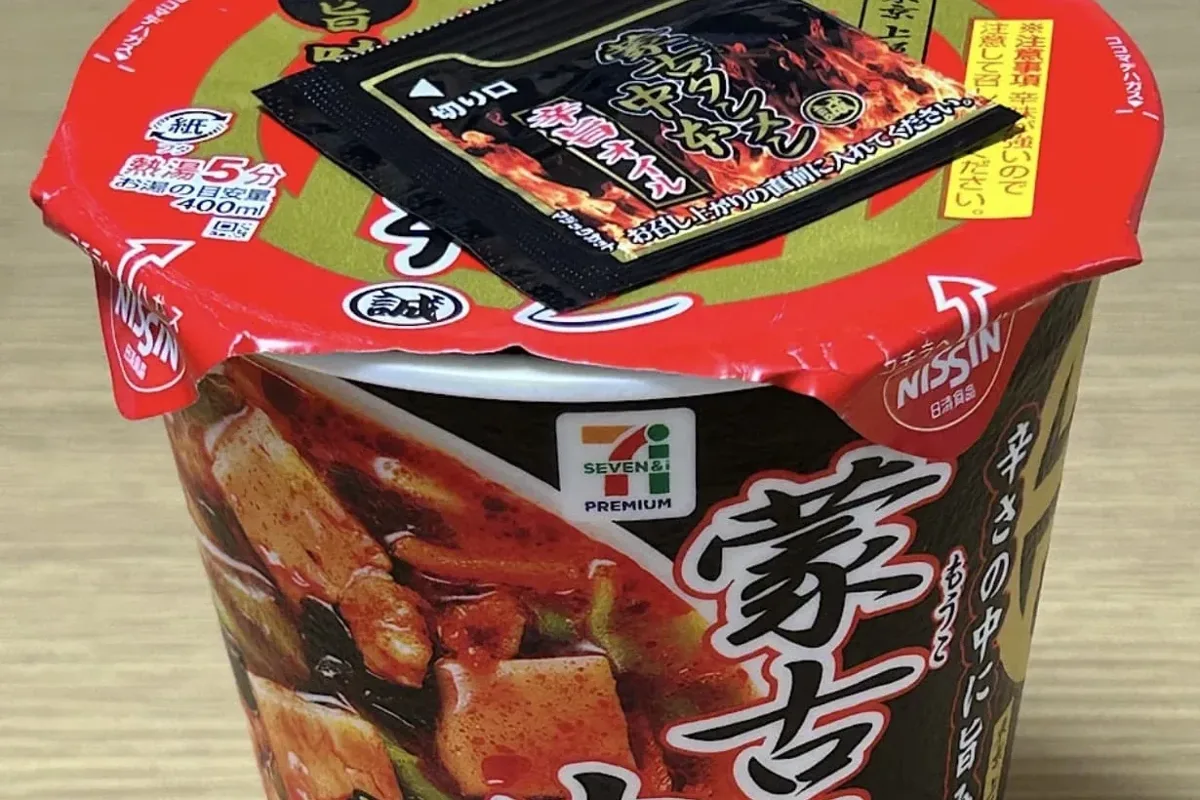 The lid of a 7-Eleven Mouko Tanmen Nakamoto cup noodle, marked 5 minutes and 400 ml of boiling water