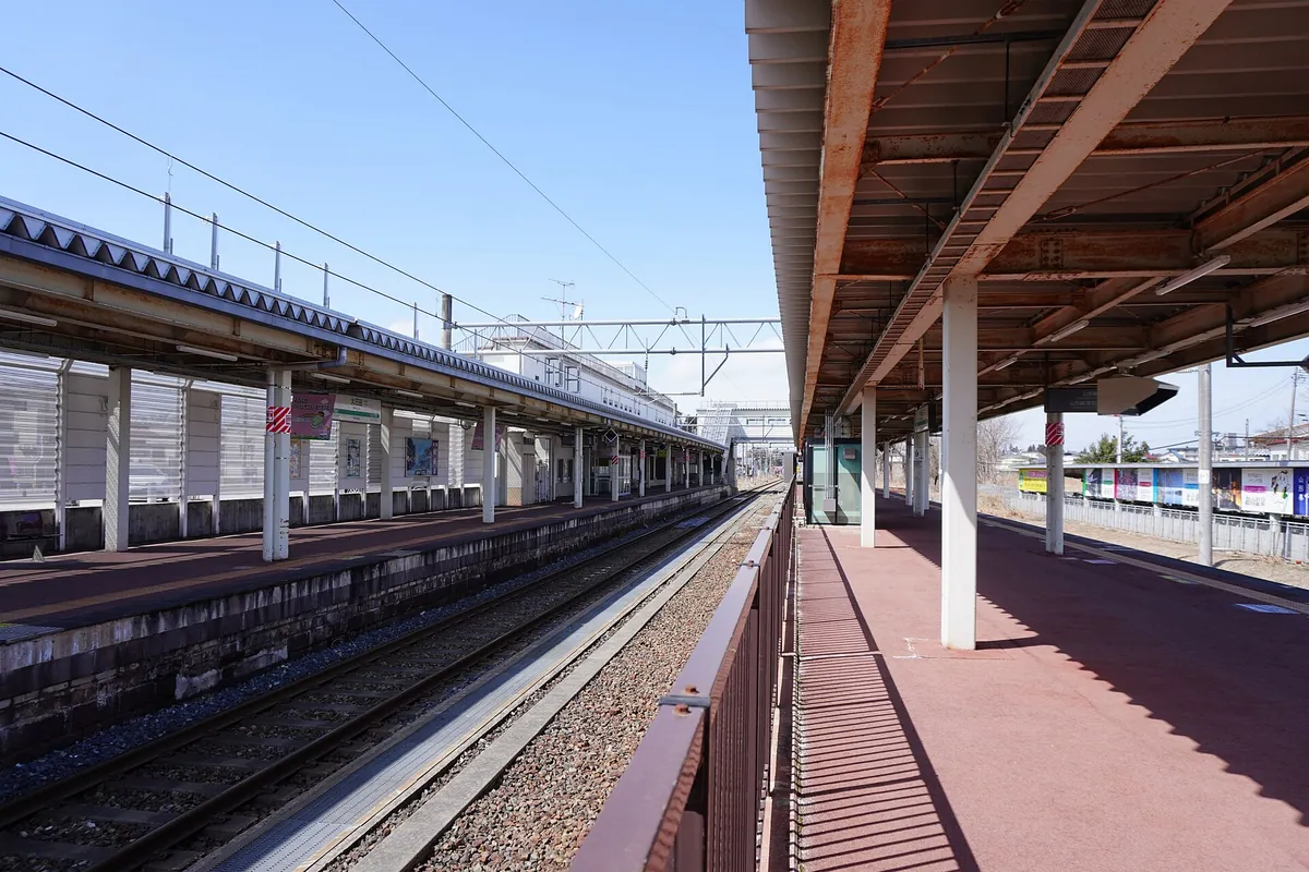 山形県のJR大石田駅のホーム。屋根付きの通路と線路が並んでいる