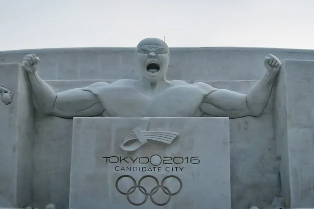 さっぽろ雪まつりで、拳を上げて叫ぶレスラーと「Tokyo 2016 Candidate City」の文字が入った雪像