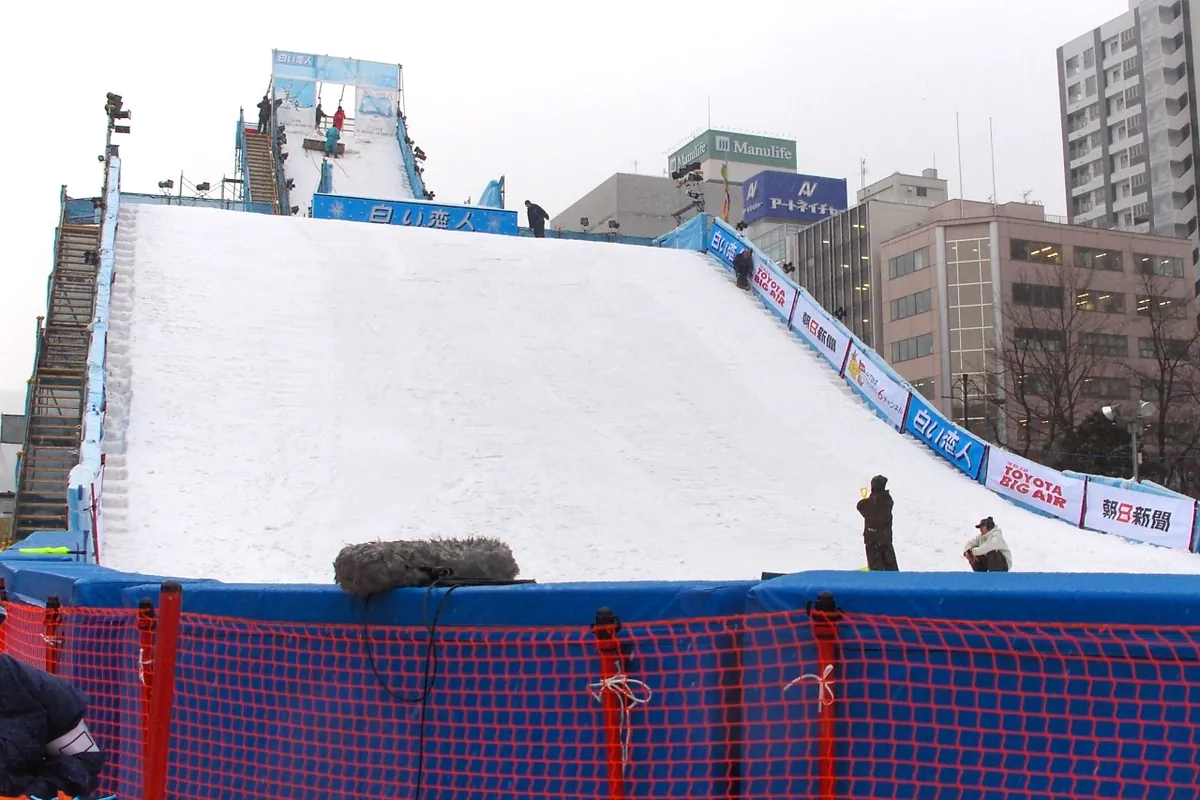 오도리 공원에 만든 삿포로 눈축제의 커다란 눈 슬로프, 뒤로 도시 건물이 보이는 모습