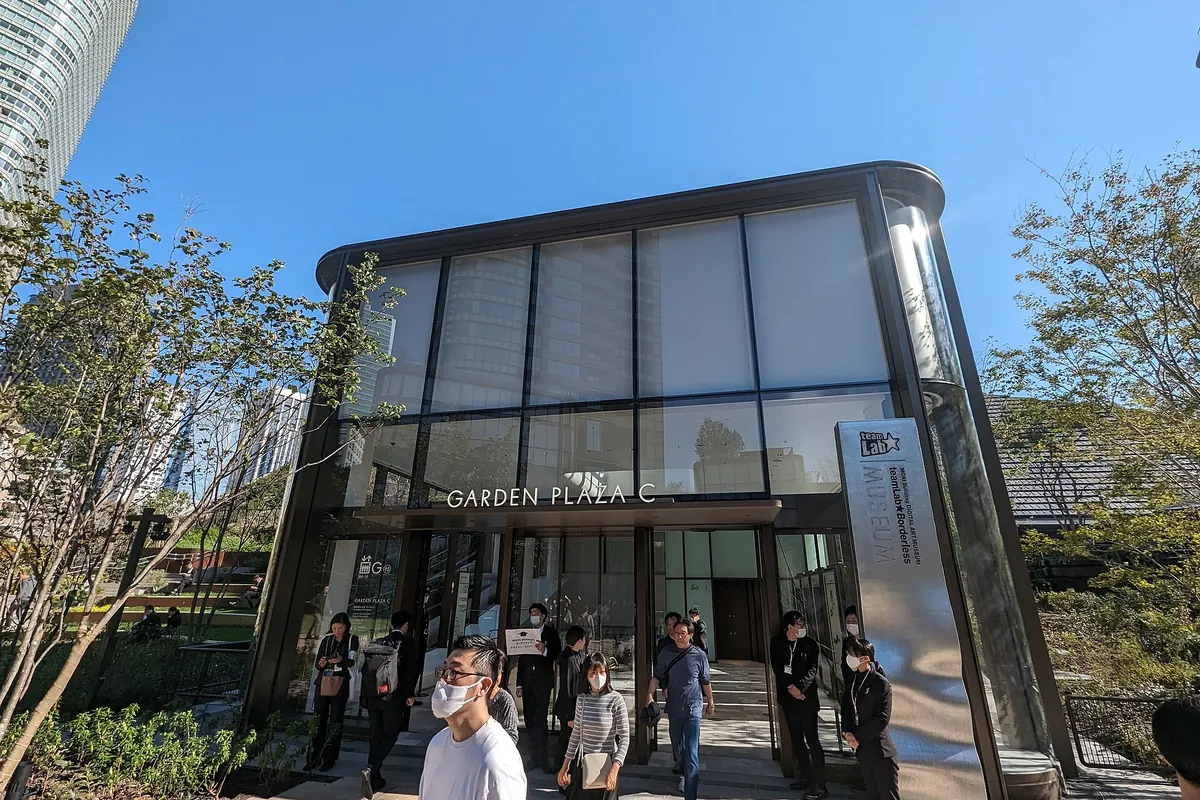 방문객이 모여 있는 아자부다이 힐스의 유리 외벽 Garden Plaza C 건물 입구