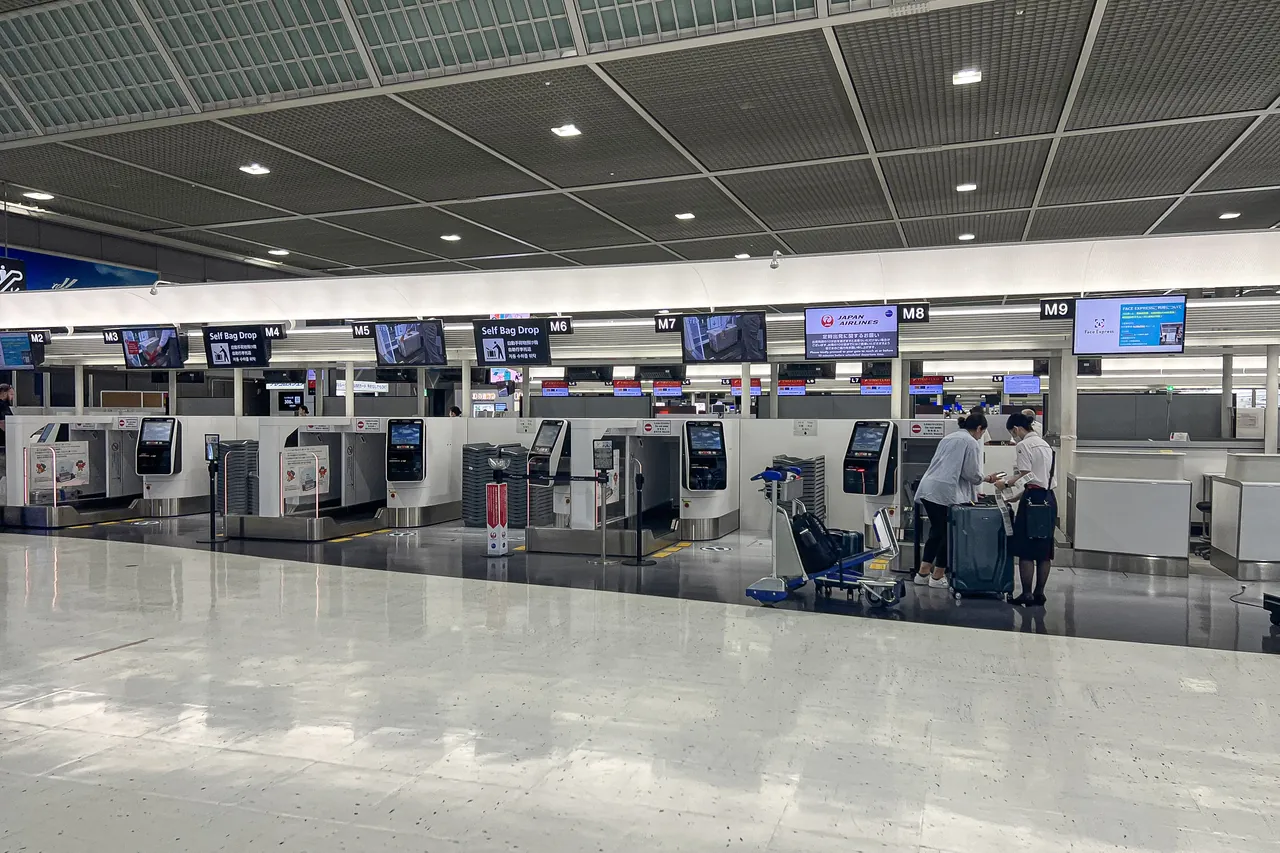Narita Airport 第 2 航廈的 Japan Airlines 報到櫃檯和自助報到機