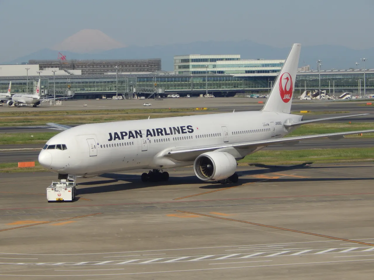Haneda Airport 的 Japan Airlines Boeing 777,遠方可以看到富士山