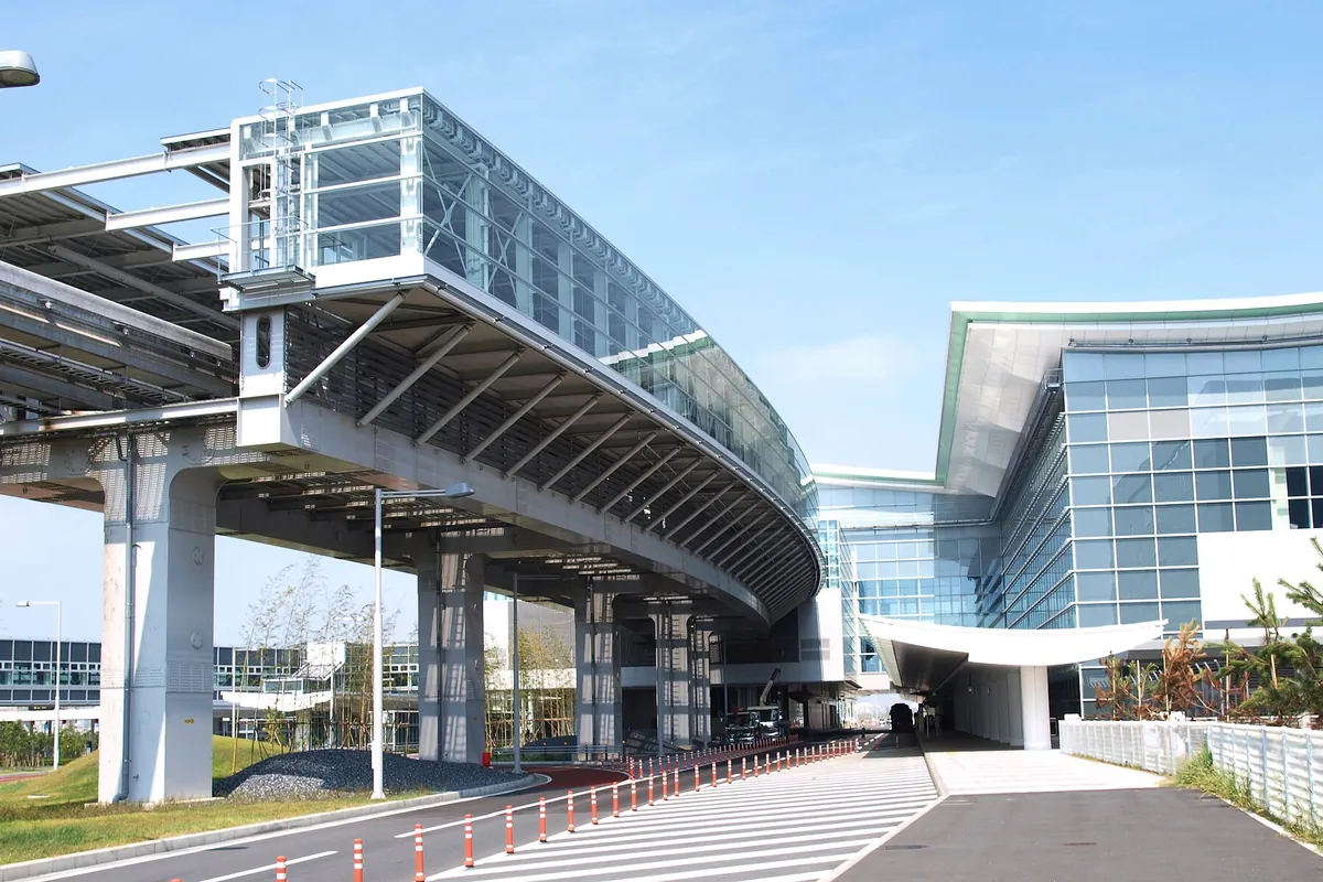 羽田空港国際線ターミナルの外観。高架の曲線道路とガラス張りの建物