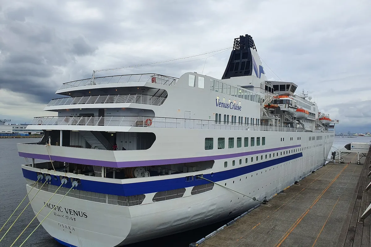 横浜港の桟橋に停泊するクルーズ船「ぱしふぃっくびいなす」。船体にVenus Cruiseの文字
