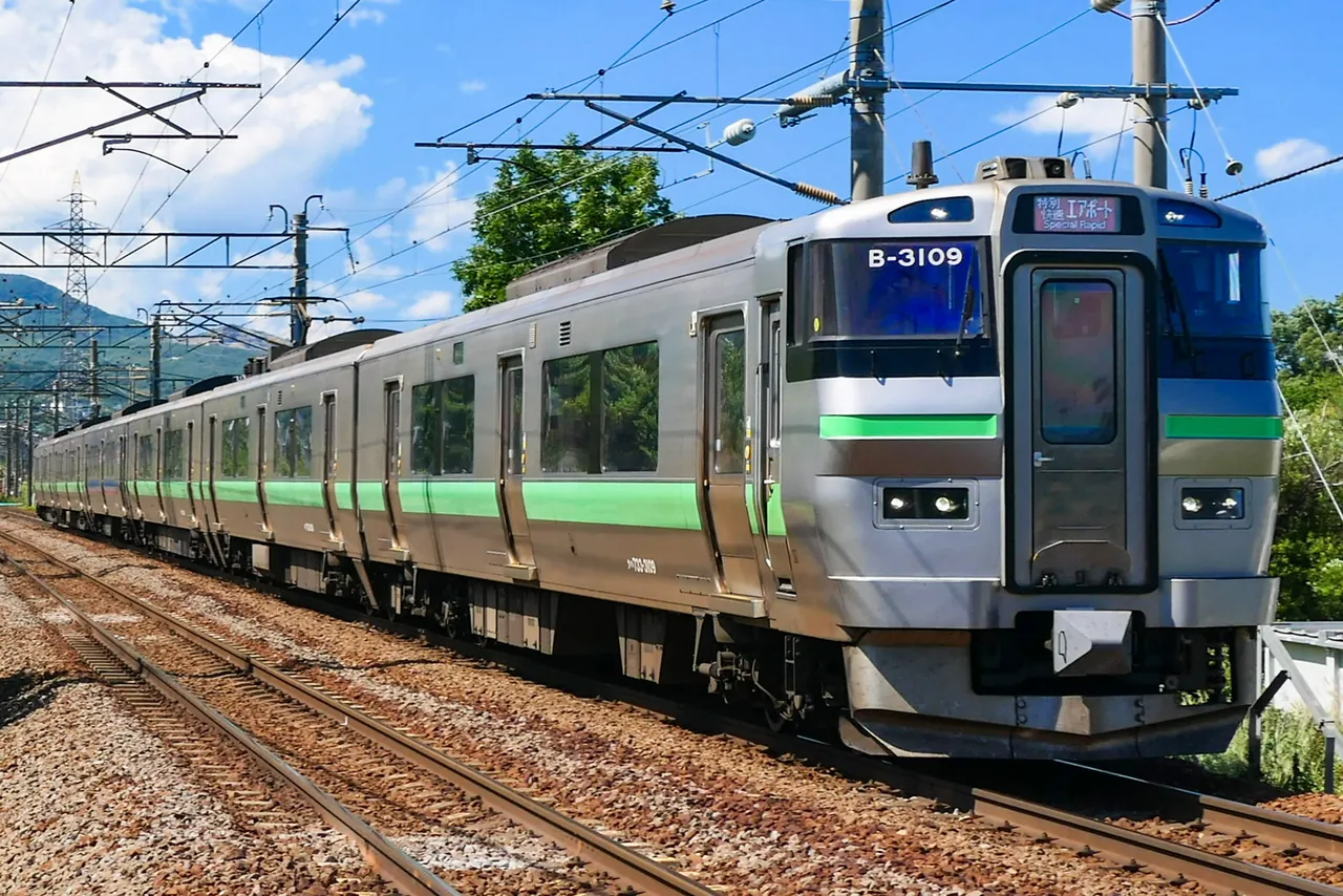 以 Special Rapid Airport 行駛、開往 New Chitose Airport 的 JR Hokkaido 733 系列車