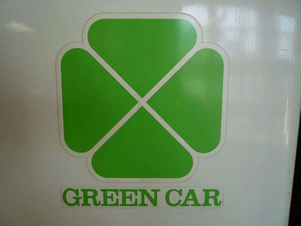 The green four-leaf clover mark with the words GREEN CAR on the side of an N700 series Shinkansen Green Car, in 2012