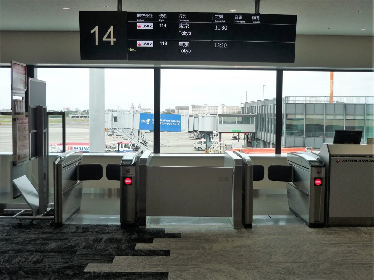 Boarding gate 14 at Osaka International Airport (Itami), with automatic boarding gates and a board showing JAL flights to.