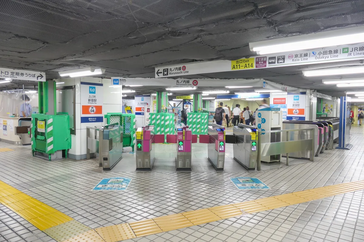 Ticket gates of the Tokyo Metro Marunouchi Line at Shinjuku Station, in 2022