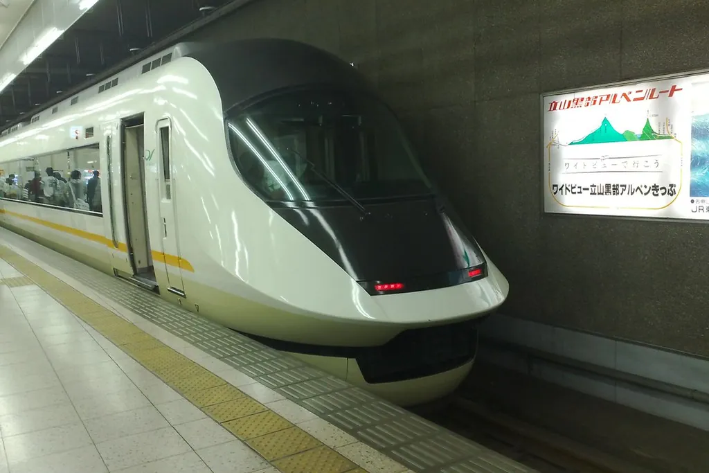 近鉄名古屋駅のホームに停車する近鉄アーバンライナーの急行電車