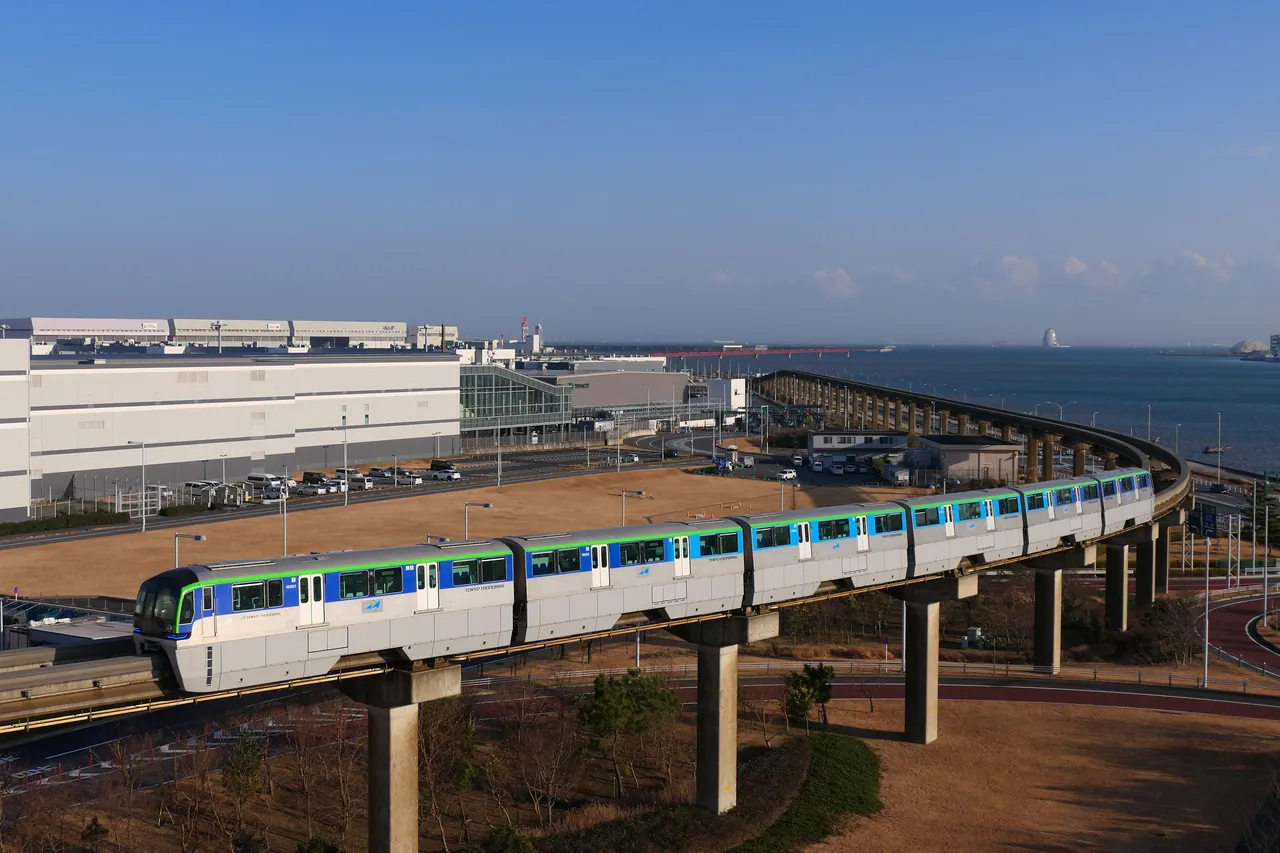 行驶在东京湾旁高架Haneda Airport Line上的Tokyo Monorail列车