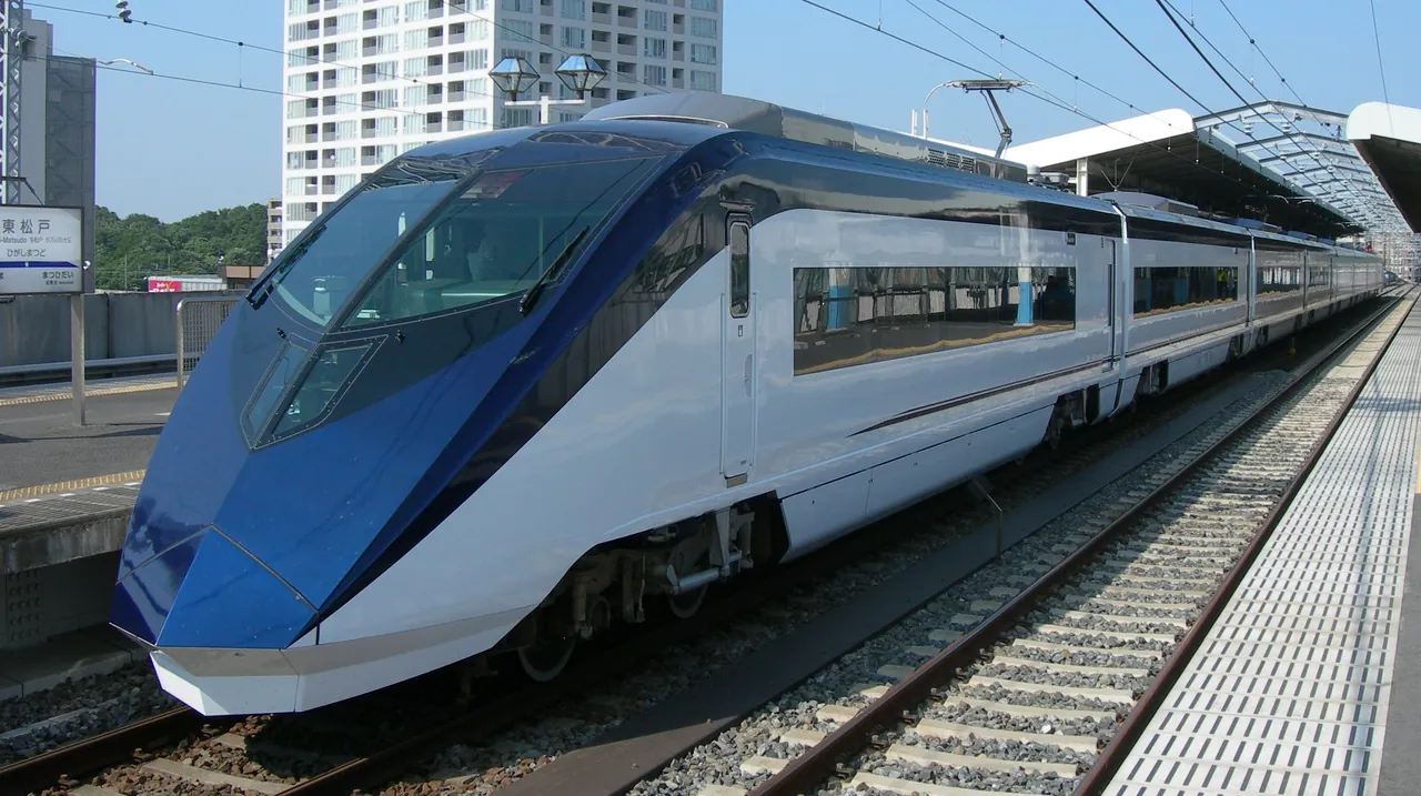 停靠在车站站台的Keisei Skyliner AE型列车