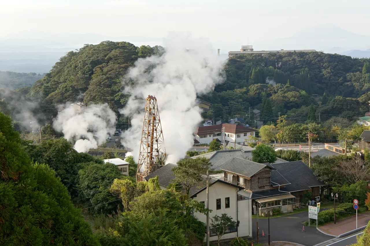 热气升腾的丸尾温泉，鹿儿岛雾岛的温泉小镇之一