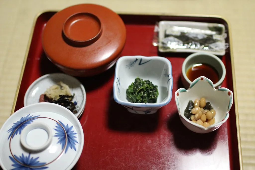 高野山の寺院での精進料理の朝食盆。漆塗りの椀、海藻、大豆、のり、小鉢が並ぶ