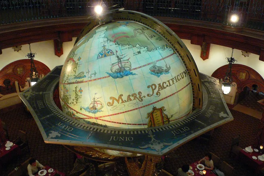 도쿄 Magellan's 레스토랑의 식탁 위에 매달린, Mare Pacificum이라고 적힌 앤티크풍의 커다란 조명 지구본