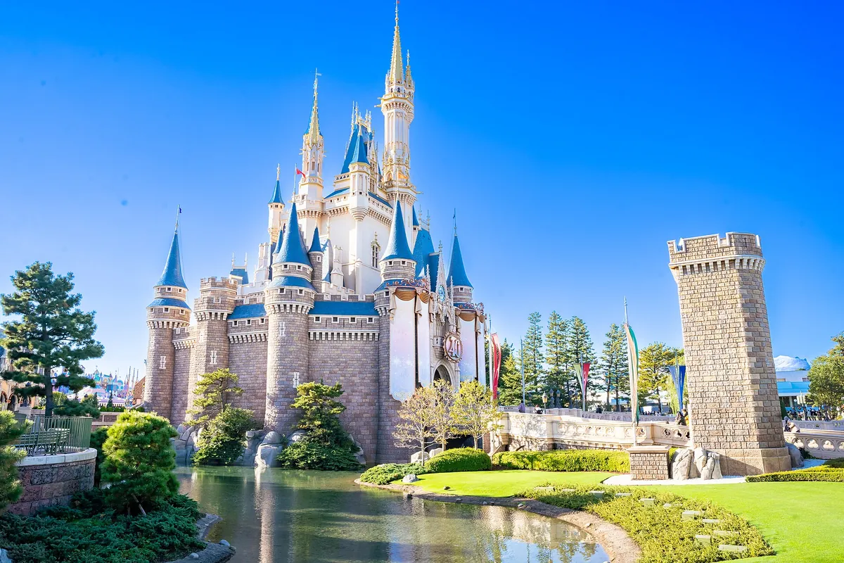 池に塔が映る東京ディズニーランドのシンデレラ城